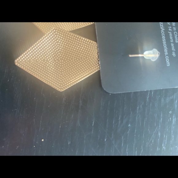 Paparazzi Diamond shaped Gold toned earrings. Beautiful worked surface - Picture 3 of 3